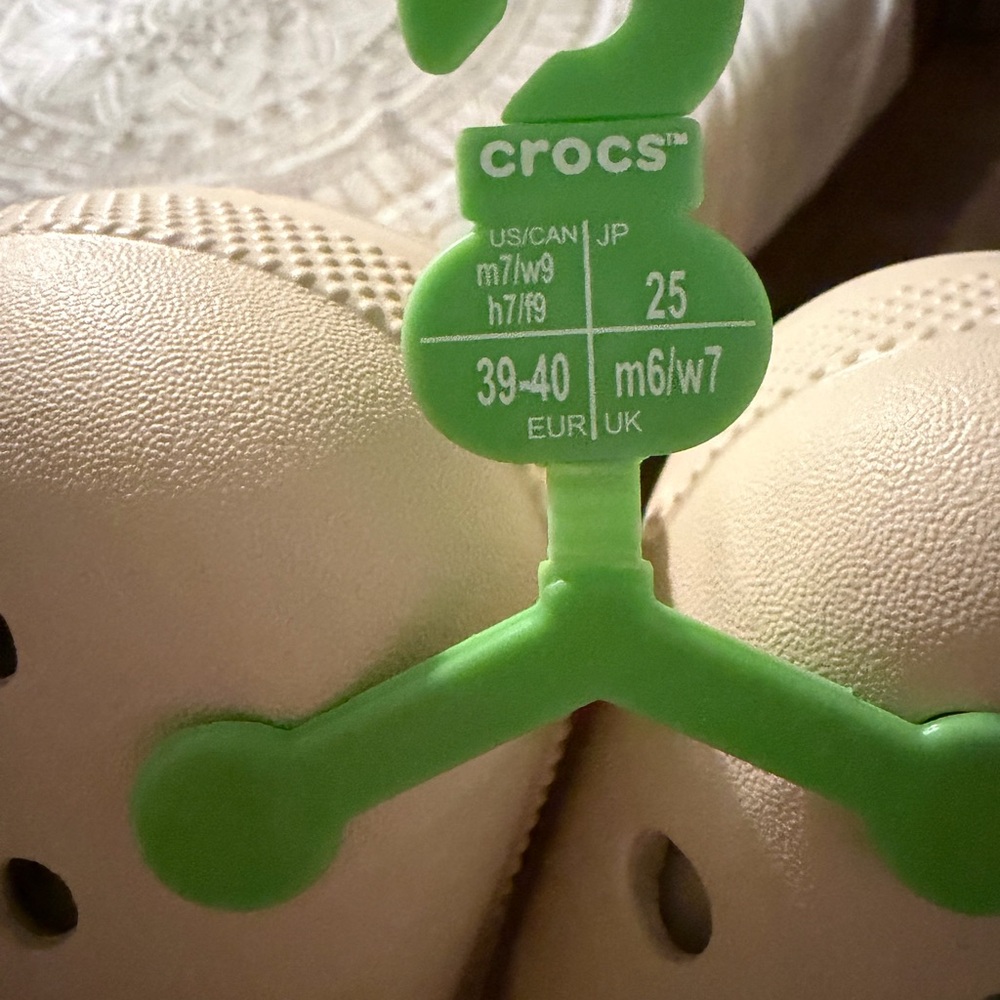 NWT‼️CROCS Cream Fuzzy Lined Clogs - Picture 2 of 3